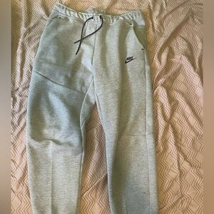 NIKE Tech Fleece Joggers
Heather Grey / Black